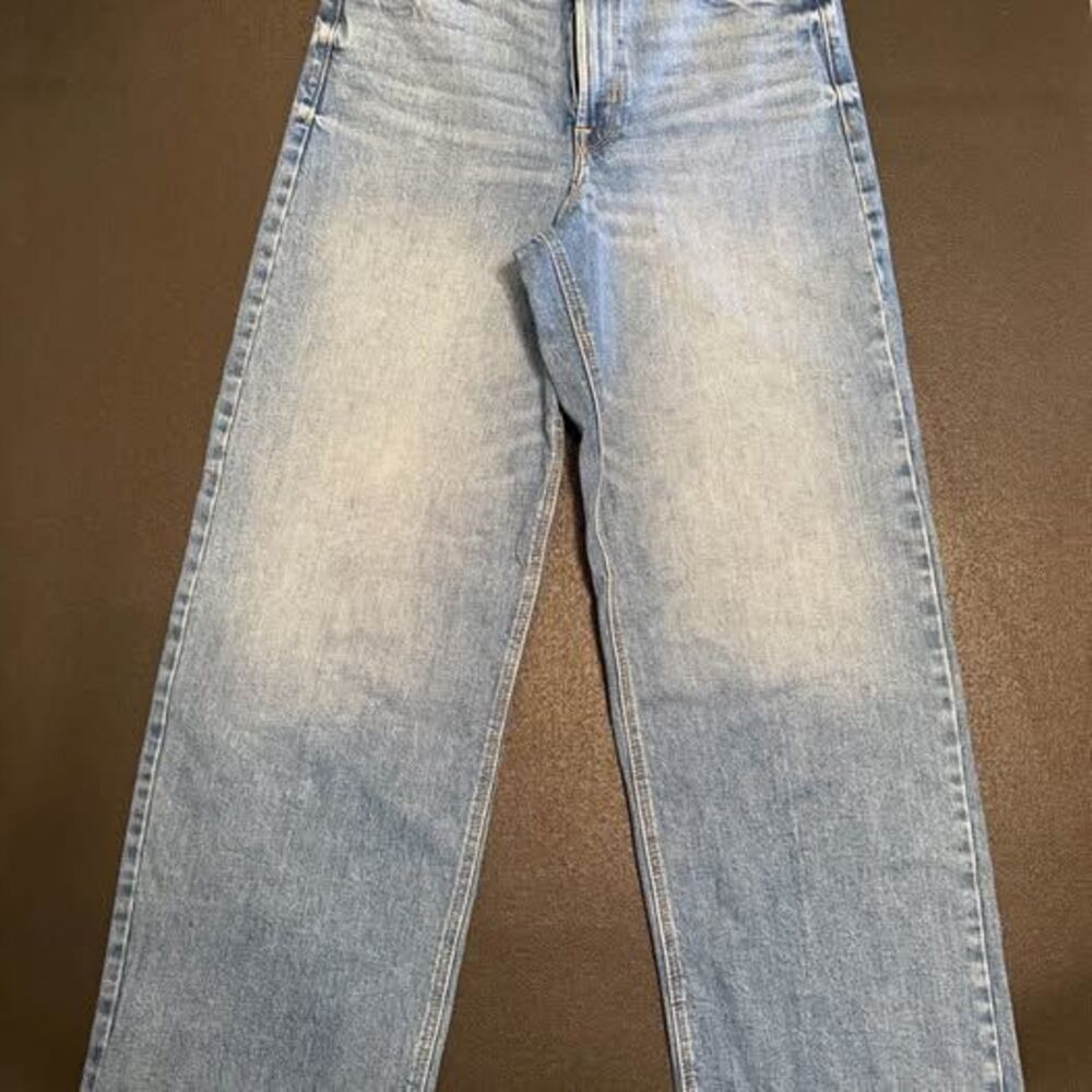 Old Navy size 8 Light Wash Extra High Rise Wide Leg Jeans